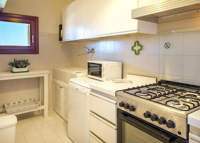 Дом отдыха 2 Bedroom Amazing In Порто-Ротондо